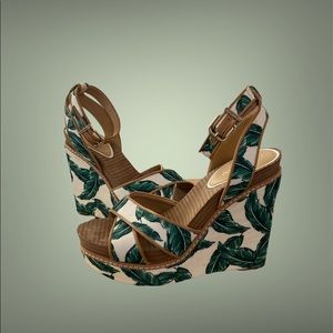 Gianni Bini Ludia green leaf wedge sandal size 6